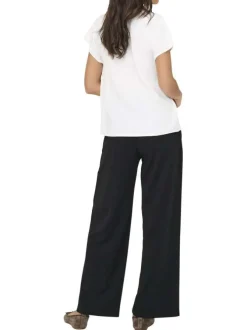 Top blanc uni avec une coupe droite et des manches courtes