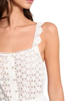 Top blanc uni avec une coupe droite un col carré et des bretelles
