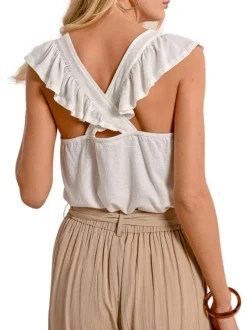 Top blanc uni avec une coupe droite un col v et des manches courtes
