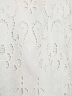 Top blanc uni en dentelle pourvu d'une coupe droite et d'un col rond