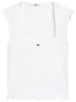 Top blanc uni en maille gaufrée avec une coupe moulante et un col carré