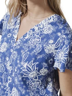 Top bleu imprimé de fleurs avec une coupe droite et des manches courtes