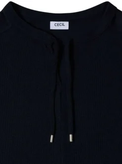 Top bleu marine uni avec une coupe droite et un col tunisien