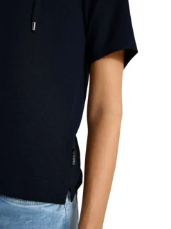 Top bleu marine uni avec une coupe droite et un col tunisien