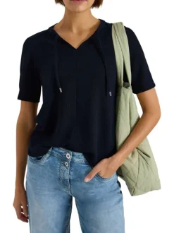 Top bleu marine uni avec une coupe droite et un col tunisien