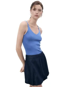 Top bleu uni avec une coupe droite à col v et des bretelles
