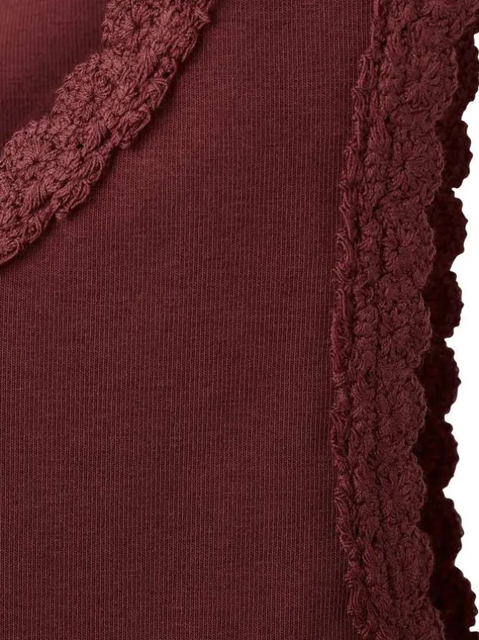 Top bordeaux uni avec une coupe moulante et un col rond à dentelle