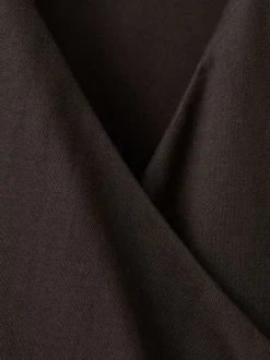 Top brun uni sans manche pourvu d'un col v et d'une coupe ajustée