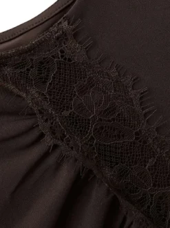 Top chocolat uni à dentelle avec une coupe moulante et un col rond