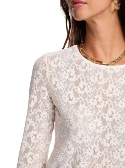 Top écru avec broderie florale avec une coupe moulante et un col rond
