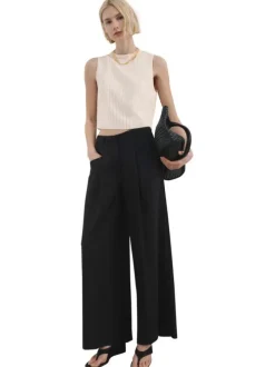 Top écru à rayures avec une coupe cropped et un bijou au col