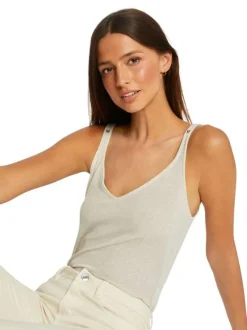 Top écru uni à coupe ajustée, grand col v et sans manches avec bijoux dorés