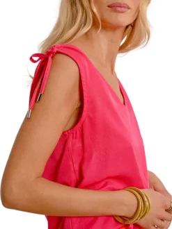 Top de couleur rose uni avec une coupe droite un col v et sans manches