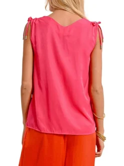 Top de couleur rose uni avec une coupe droite un col v et sans manches