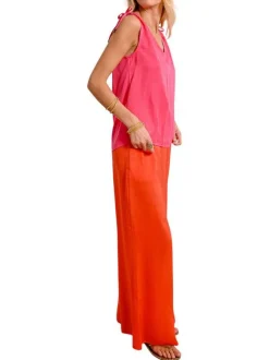Top de couleur rose uni avec une coupe droite un col v et sans manches