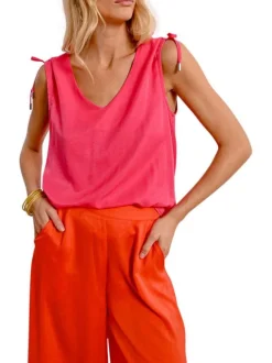 Top de couleur rose uni avec une coupe droite un col v et sans manches