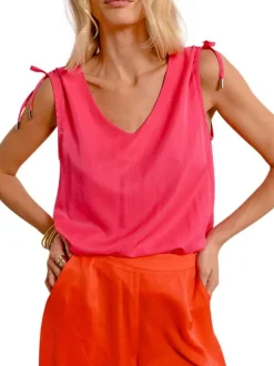 Top de couleur rose uni avec une coupe droite un col v et sans manches