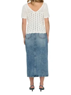 Top en coton blanc en crochet ajouré avec une coupe droite et un col v