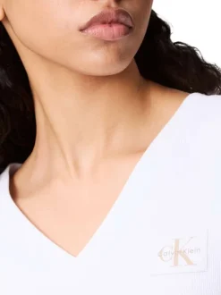Top en coton blanc uni à col v et à coupe courte avec un patch à la poitrine