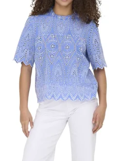 Top en coton bleu en broderie ajourée fleurie avec un col montant