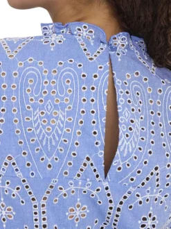 Top en coton bleu en broderie ajourée fleurie avec un col montant