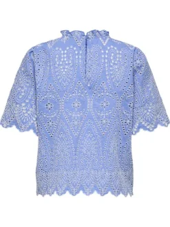 Top en coton bleu en broderie ajourée fleurie avec un col montant