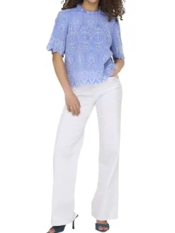 Top en coton bleu en broderie ajourée fleurie avec un col montant