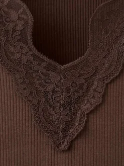 Top en coton chocolat uni pourvu de manches courtes et d'un col v