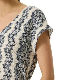 Top en coton mélangé écru à rayures bleues avec une coupe droite