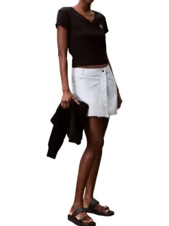 Top en coton noir uni à col v et à coupe courte avec un patch à la poitrine