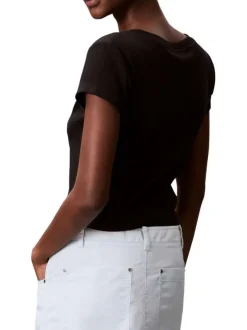 Top en coton noir uni à col v et à coupe courte avec un patch à la poitrine