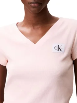 Top en coton rose uni à col v et à coupe courte avec un patch à la poitrine