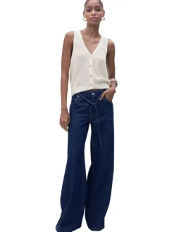 Top en maille beige clair uni à col v sans manches fermé par des boutons