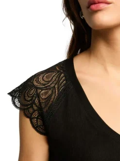 Top en maille côtelée noir avec manches courtes en dentelle et col v