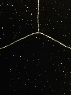 Top à fines bretelles noir pailleté à coupe moulant et un col coeur