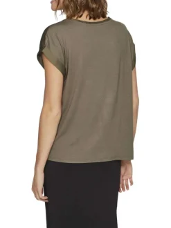 Top kaki imitation satin avec une coupe fluide et un col rond