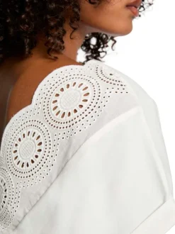 Top manches courtes blanc uni avec une coupe droite et un col v