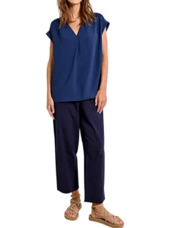 Top manches courtes marine uni avec une coupe droite et un col v