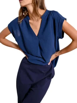 Top manches courtes marine uni avec une coupe droite et un col v