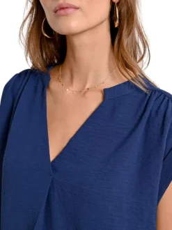 Top manches courtes marine uni avec une coupe droite et un col v