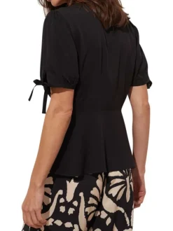 Top manches courtes noir uni avec un coupe droite et un col v