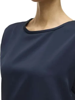 Top marine uni avec une coupe droite à col rond et des manches courtes