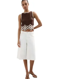 Top marron uni pourvu de détails de fleurs brodées blanches