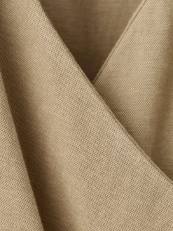 Top marron uni sans manche pourvu d'un col v et d'une coupe ajustée