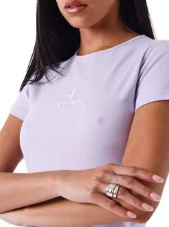 Top mauve uni col rond avec une coupe crop et à manches courtes