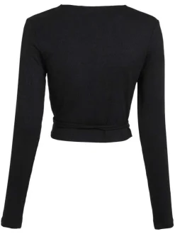 Top noir avec un col rond une coupe ajustée et des manches longues