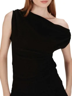 Top noir brillant avec une coupe ajustée et un col asymétrique