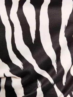Top noir coupe cintrée sans manche orné d'un motif animalier