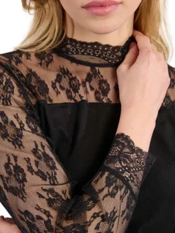 Top noir en bi-matière avec une coupe ajustée et un col montant en dentelle