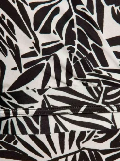 Top noir et blanc à coupe cintrée pourvu d'un col v croisé et de manches courtes